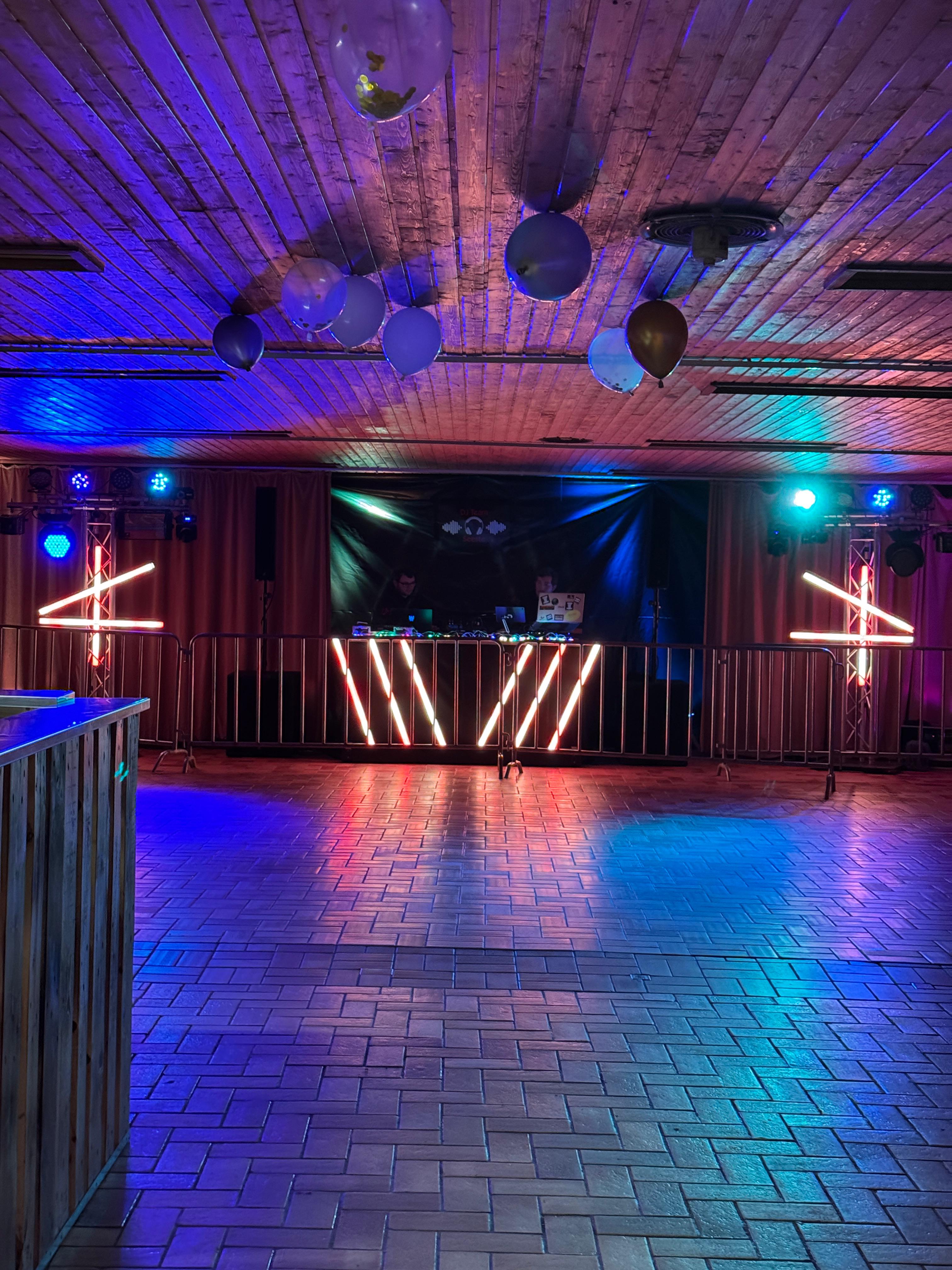 Tanzfläche und DJ-Team